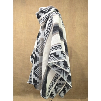 Poncho ekwadorskie - długie ze 100% wełny owczej w odcieniu szaro brązowym.